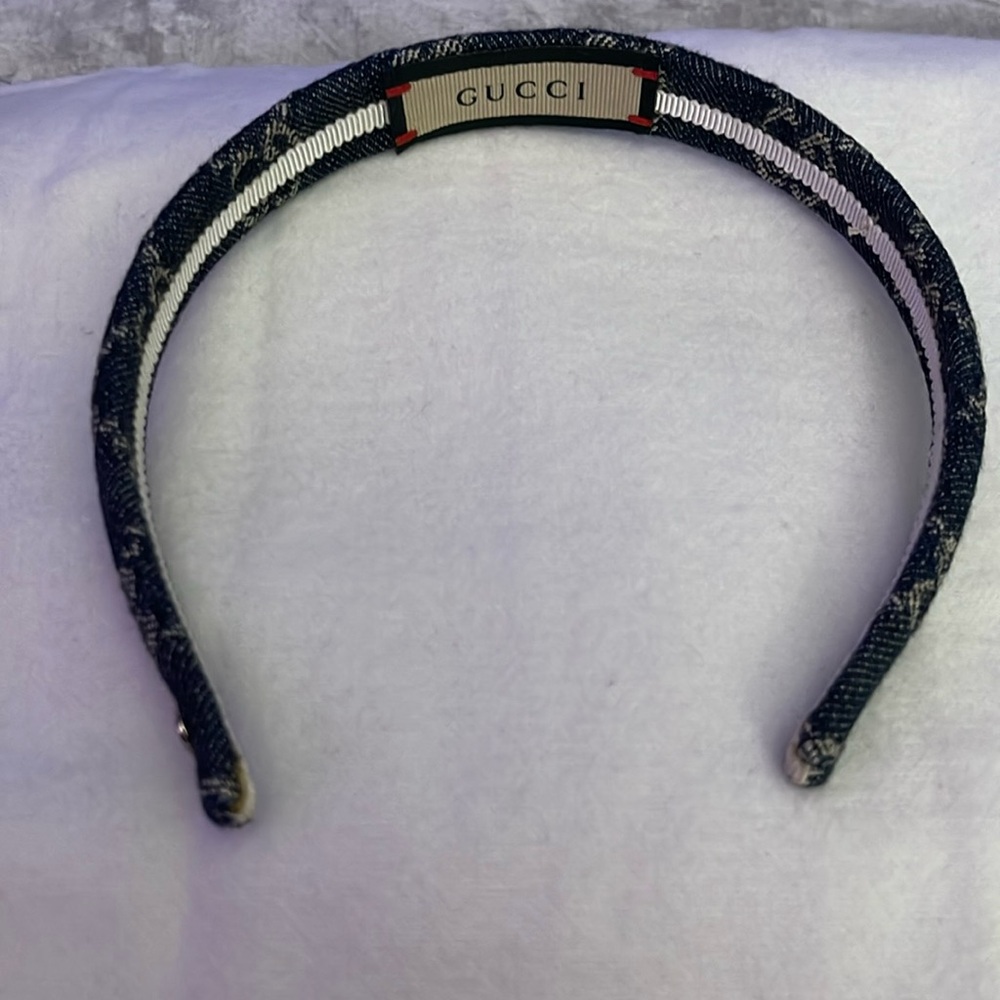 Gucci preloved headband great condition has little mark on the ends jean materia